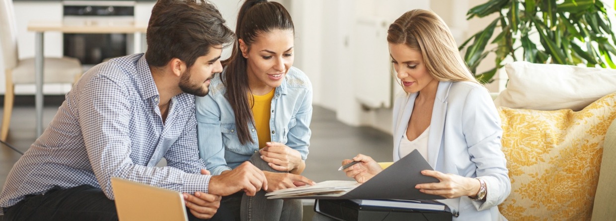 Financieel adviseur in gesprek met stel