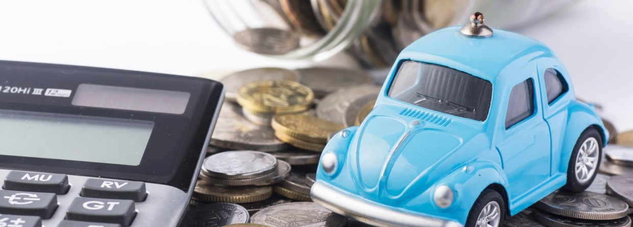 blauwe auto op stapel geld met rekenmachine