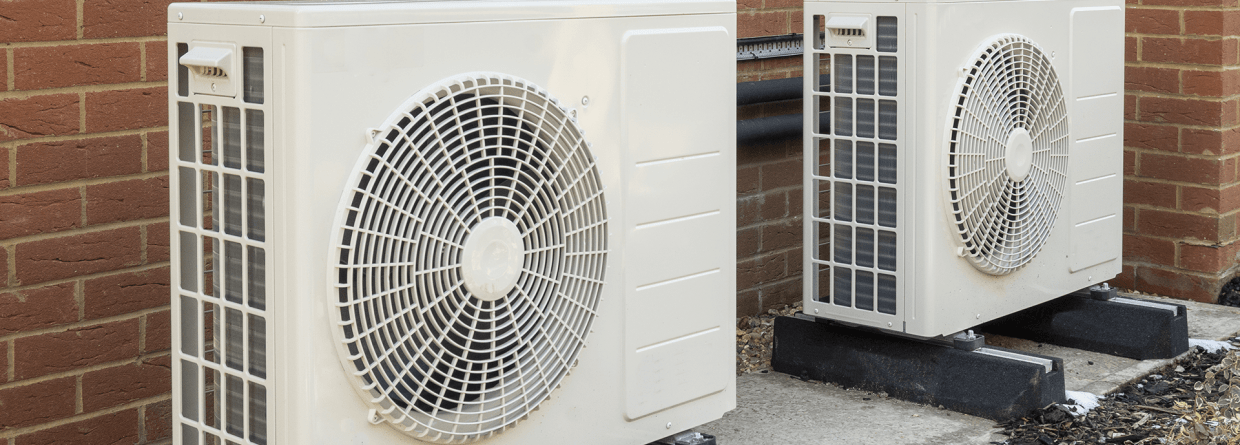 Warmtepompen buiten bij een huis