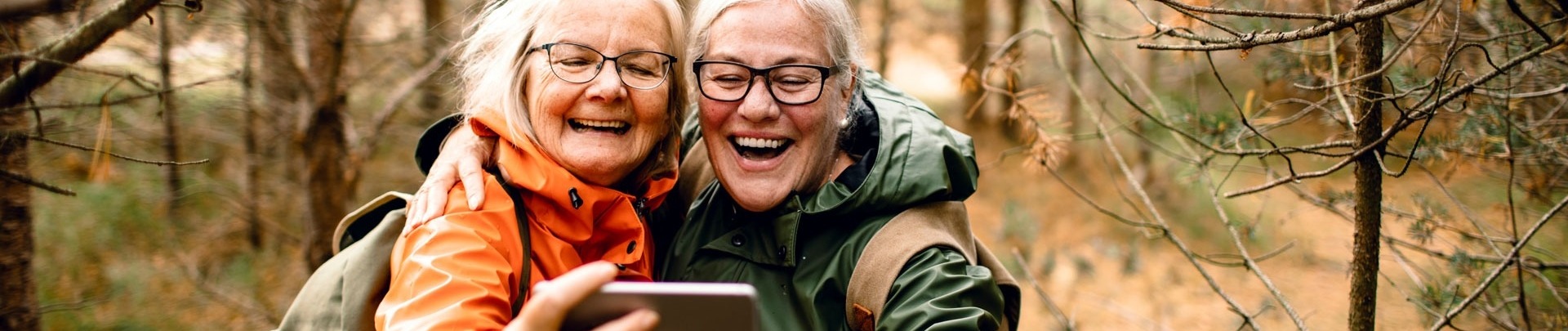 Senioren die een selfie maken