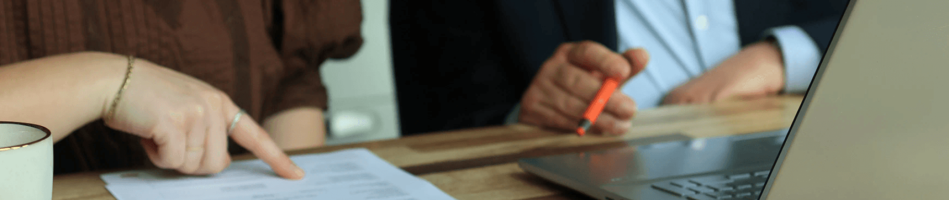 Klant met financieel adviseur